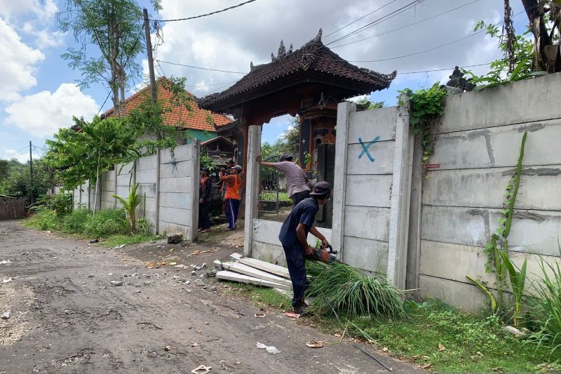 Akhirnya Pengelola GWK Hancurkan Tembok Pembatasan Yang Halangi Akses Warga