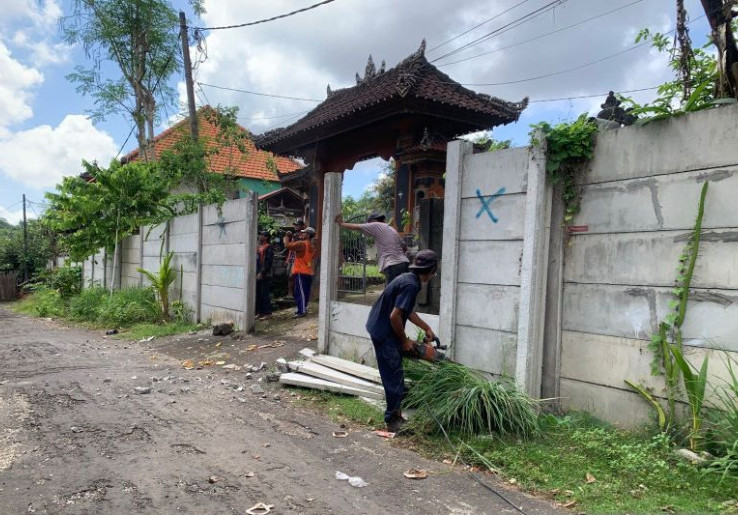 Akhirnya Pengelola GWK Hancurkan Tembok Pembatasan Yang Halangi Akses Warga