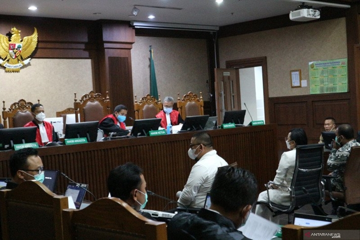 Jaksa KPK menghadirkan tiga orang saksi dalam sidang pemeriksaan saksi untuk terdakwa Adi Wahyono dan Matheus Joko Santoso di pegnadilan Tindak Pidana Korupsi (Tipikor) Jakarta, Rabu (2/6). (Desca Lidya Natalia)