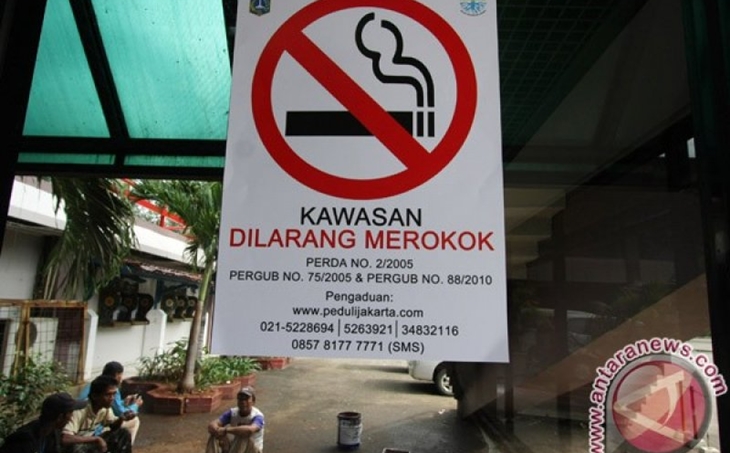 Belasan Iklan Rokok Ditertibkan Satpol PP Petojo