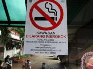 Belasan Iklan Rokok Ditertibkan Satpol PP Petojo