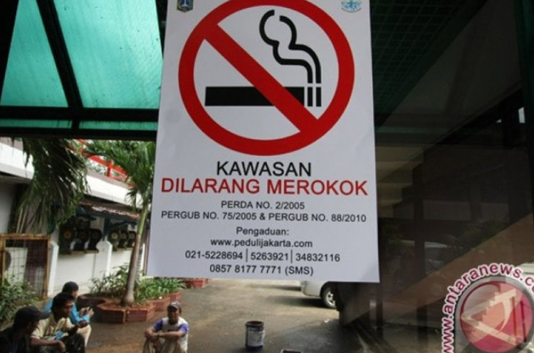 Belasan Iklan Rokok Ditertibkan Satpol PP Petojo