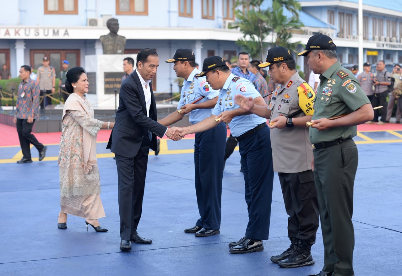 Presiden Jokowi dan Ibu Negara Iriana Joko Widodo bertolak ke Jawa Timur dari Pangkalan TNI AU Halim Perdanakusuma Jakarta, Sabtu (21/12/2019). Biro Pers Media dan Informasi Setpres RI.