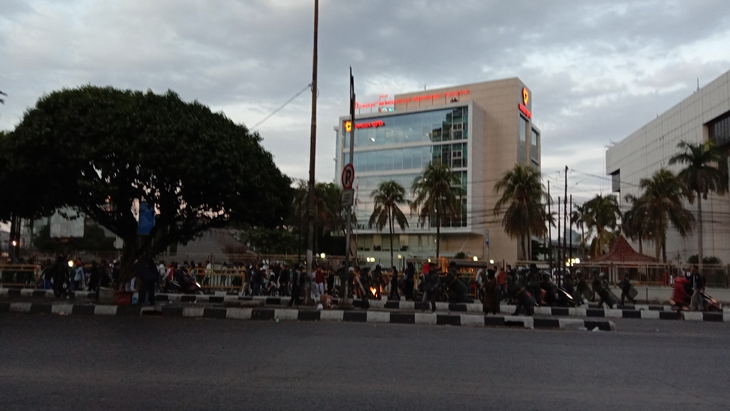 Ratusan Tentara Nasional Indonesia (TNI) menghalau pelajar. (MP/Asropih)