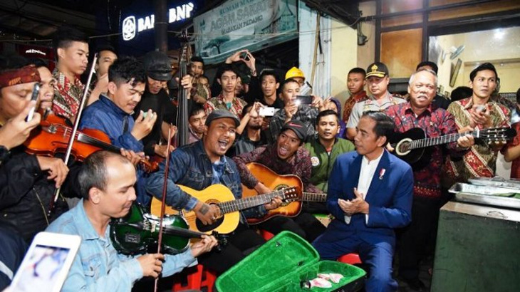 Jokowi Tepuk Tangan, Menteri PUPR Basuki Main Gitar Bareng Musisi Jalanan Bandung