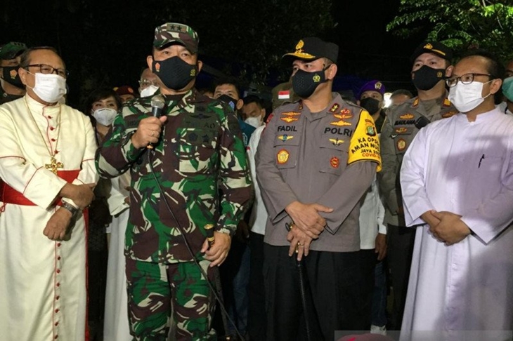 Panglima Kodam (Pangdam) Jaya Mayjen TNI Dudung Abdurrachman bersama dengan Kapolda Metro Jaya Irjen Pol Fadil Imran saat meninjau Katedral, Pasar Baru, Jakarta, Kamis malam (1/4/2021). ANTARA/Mentari Dwi Gayati.