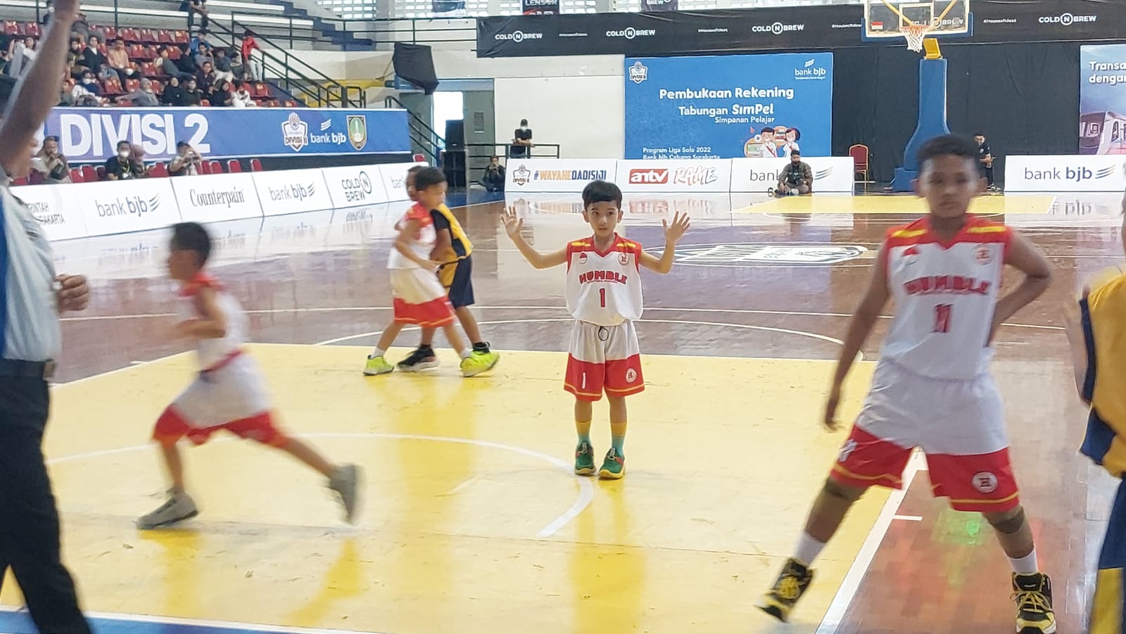 Tingkah Lucu Jan Ethes Saat Bertanding Basket Bikin Penonton Tertawa