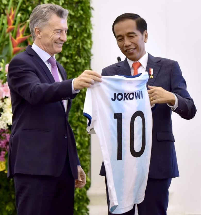 Presiden Jokowi menerima jersey nomor 10 dari Presiden Argentina 