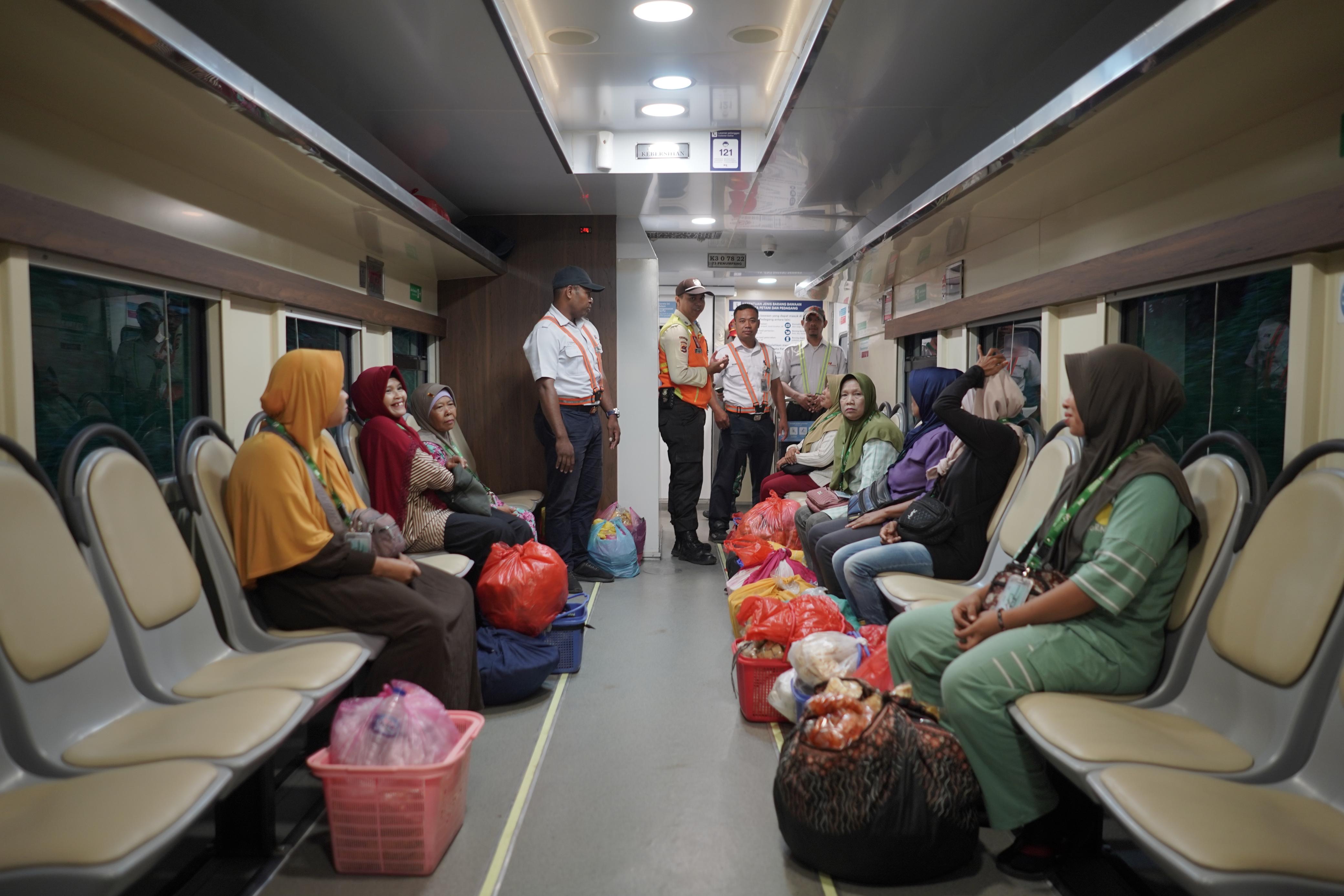 KAI Catat Lebih dari 35 Ribu Penumpang Manfaatkan Kereta Petani dan Pedagang