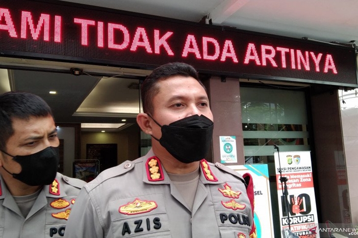 Kepala Polres Metro Jakarta Selatan Komisaris Besar Polisi Azis Andriansyah (kanan) ketika diwawancarai wartawan di Jakarta, Selasa (4/5/2021). ANTARA/Dewa Ketut Sudiarta Wiguna