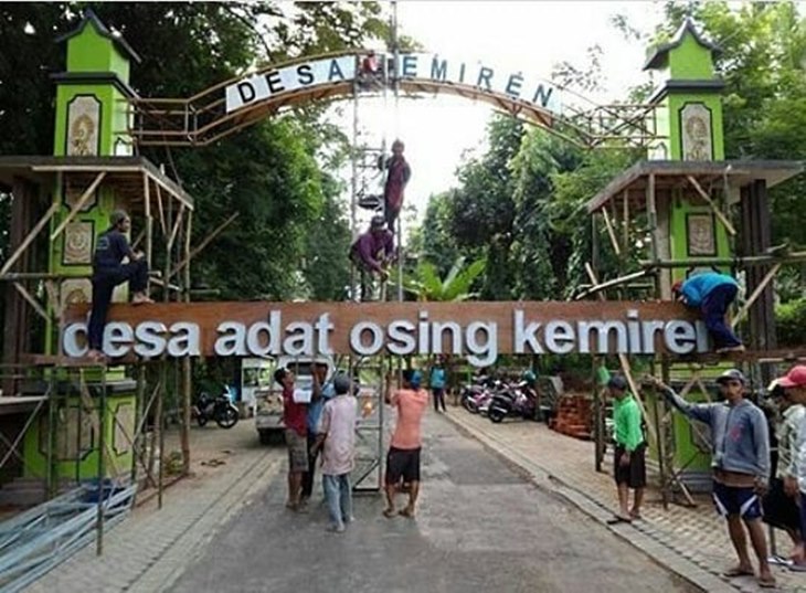  Sesepuh sekaligus pemilik sanggar Barong di Kemiren, Sucipto (kang Cip) mengenakan udeng di Desa Adat Osing Kemiren, Banyuwangi, Jawa Timur. (ANTARA FOTO/Budi Candra Setya)