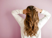 5 Manfaat Menyisir Rambut Sebelum Keramas