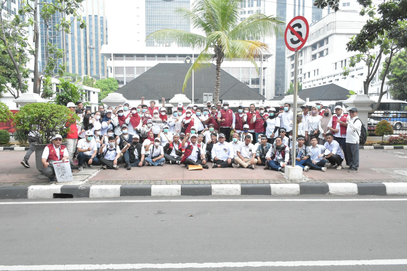 Ratusan Perawat Demo Kantor Mahfud MD Tuntut Kaji Ulang RUU Kesehatan