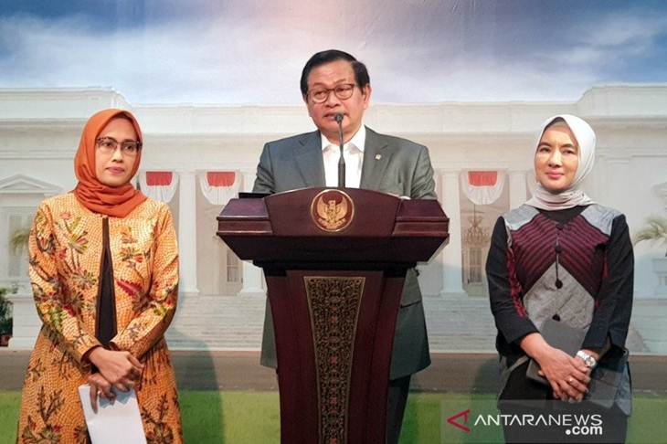 Sekretaris Kabinet Pramono Anung (tengah), Plt Direktur Utama PLN Sripeni Inten Cahyani (kiri), dan Direktur PT Pertamina Nicke Widyawati (kanan) saat jumpa pers di Kantor Presiden, Jakarta pada Jumat (13/12/2019). (Bayu Prasetyo)