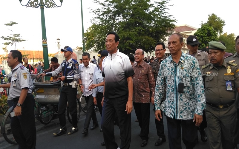 Ketika Sri Sultan Ikut Nikmati Berjalan Sore di Kawasan Malioboro