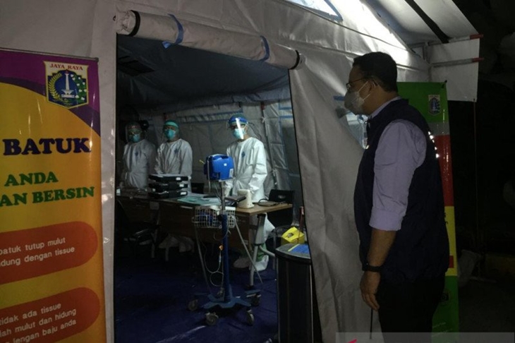 Gubernur DKI Jakarta Anies Baswedan melakukan inspeksi ke tenda darurat yang dipasang di halaman RSUD Kramat Jati, Jakarta Timur, Kamis (24/06/2021) malam. (ANTARA/Mentari Dwi Gayati)