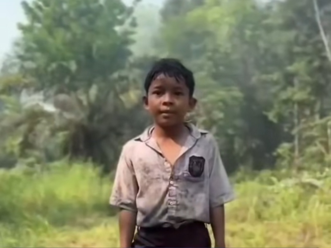 Heroik, Anak SD di Kalimantan Ikut Padamkan Api Karhutla 