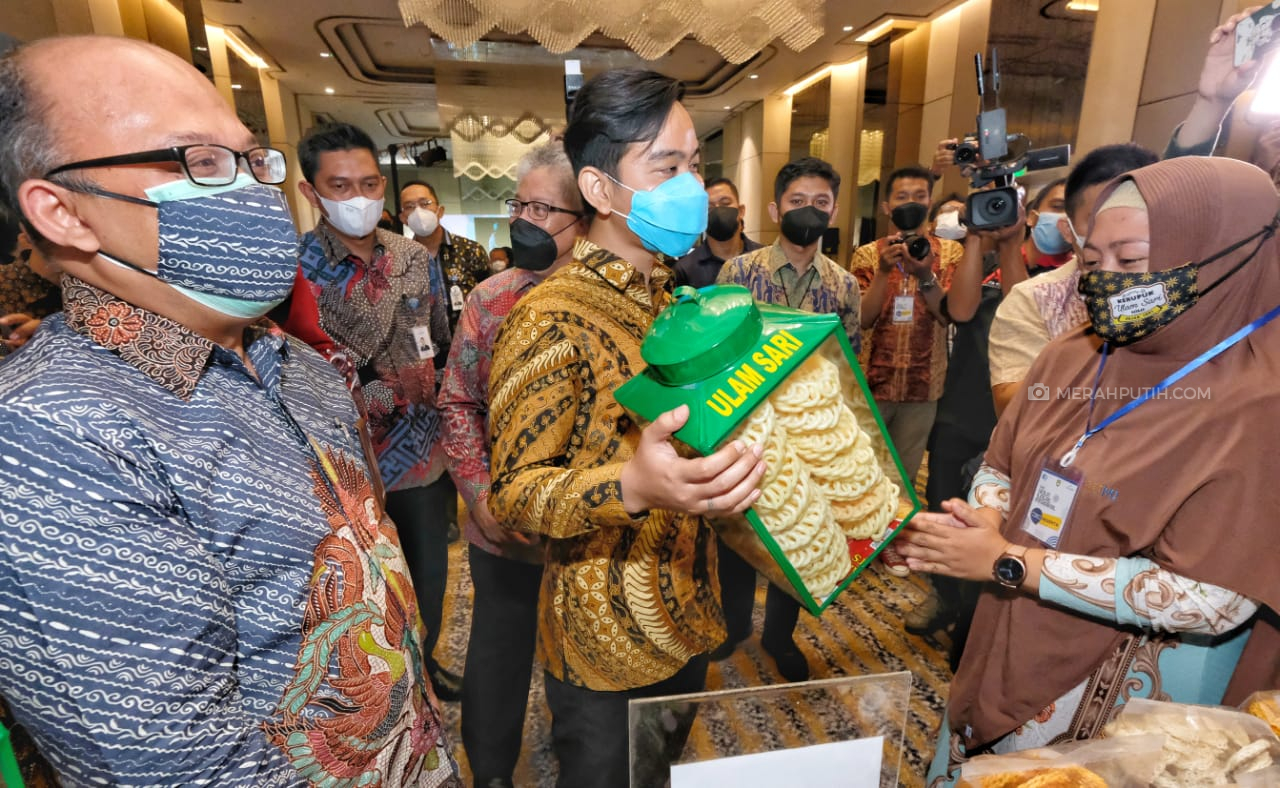 Borong Kerupuk Rp 100 Ribu di Pameran UMKM, Gibran: Buat Makan di Rumah