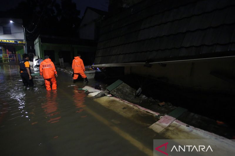 Pasang Pemutus Jaringan di Tiang, PLN Hindari Masifnya Pemadaman Listrik Akibat Banjir