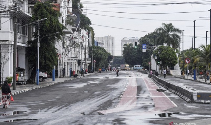 Warga berjalan di Jalan Kali Besar Timur yang ditutup untuk kendaraan di kawasan Kota Tua, Jakarta, Selasa (12/1), selama PPKM. ANTARA FOTO/Hafidz Mubarak A/foc.