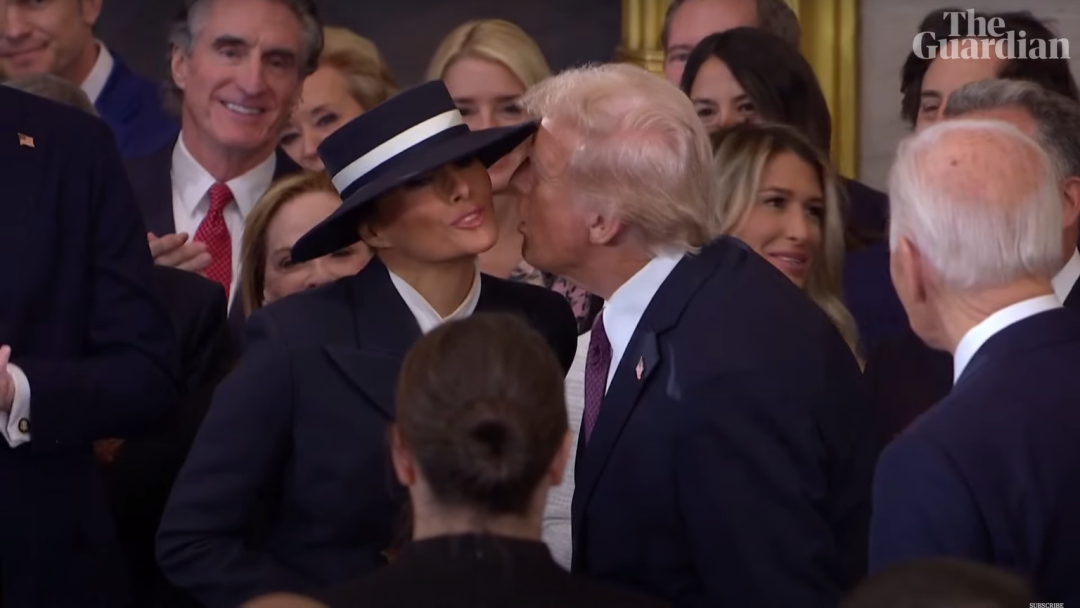 Topi Besar Melania Jadi Perhatian di Hari Pelantikan Trump, 'Gagalkan' Ciuman Romantis