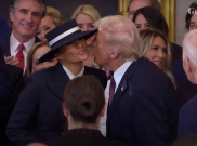 Topi Besar Melania Jadi Perhatian di Hari Pelantikan Trump, 'Gagalkan' Ciuman Romantis