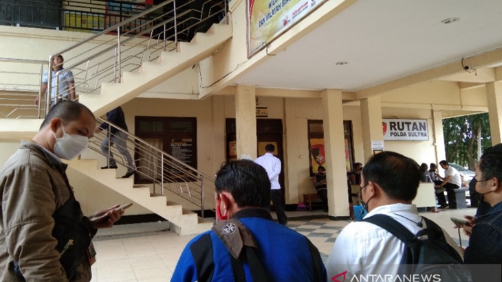 Awak media saat menunggu di Direktorat Reserse Kriminal Khusus terkait kasus OTT Bupati Kolaka Timur, Rabu (22/9/2021). ANTARA/Harianto