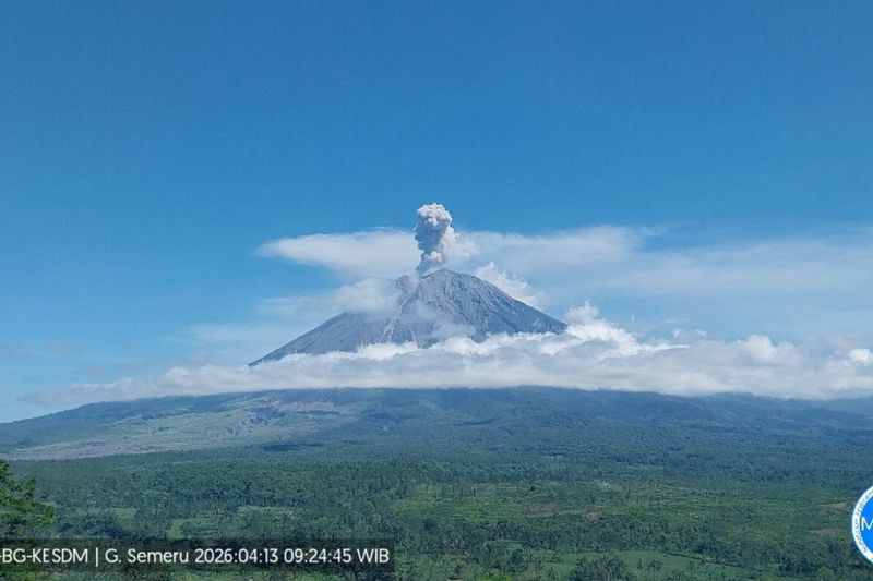 Gunung Semeru Erupsi Setinggi 1 KM, Waspadai Banjir Lahar di 4 Sungai Ini!