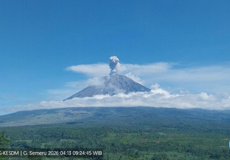 Gunung Semeru Erupsi Setinggi 1 KM, Waspadai Banjir Lahar di 4 Sungai Ini!