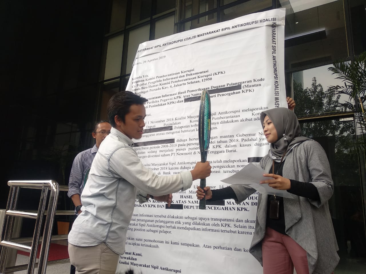 Koalisi Masyarakat Antikorupsi mengantarkan 'kado' berupa raket tenis dan pigura surat berukuran besar ke gedung Komisi Pemberantasan Korupsi (KPK), Kuningan, Jakarta, Selasa (26/8). Foto: MP/Ponco