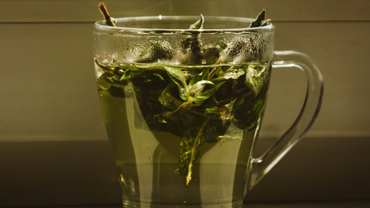 Teh hijau berbahan dasar daun teh alami yang tidak mengandung karbohidrat. (Foto: Unsplash/Anton Darius)