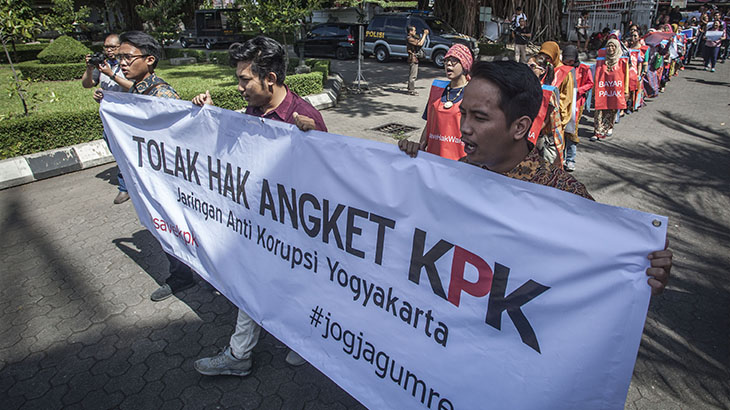 Mobil Aktivis Antikorupsi Dibakar Orang Misterius