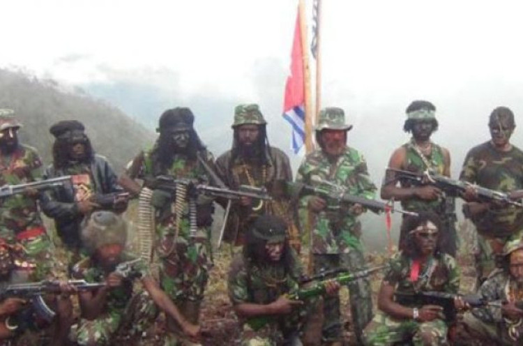 Meki Didor Satgas TNI/Polri Saat Asyik Tenteng Senjata di Intan Jaya Papua