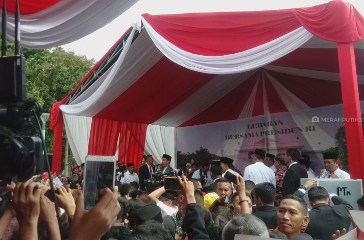 Jokowi Temui Warga di Monas
