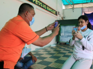 Ratusan Warga di Jakarta Pusat Terima Bansos saat Pandemi COVID-19