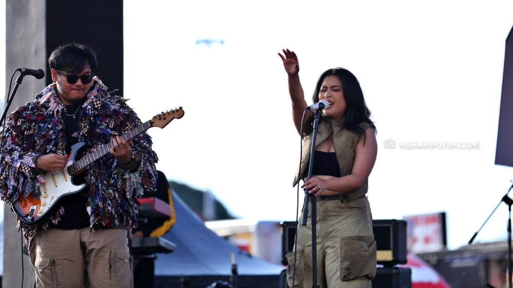 Caste Temani Senja di Hari Pertama Java Jazz Festival 2024