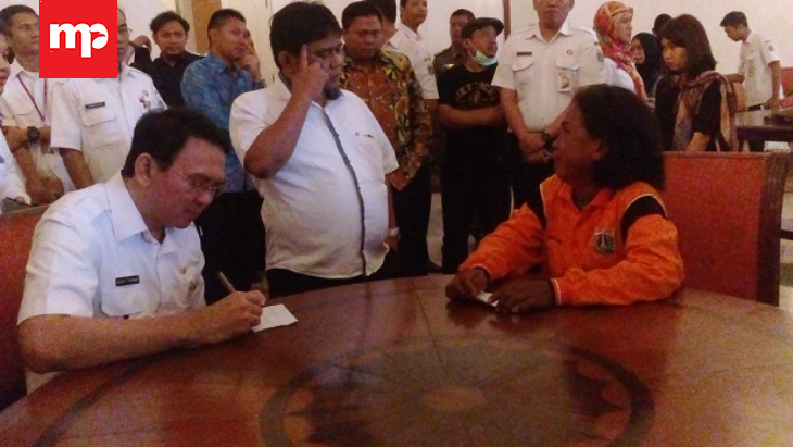 Sambil Menangis, Pasukan Oranye Adukan Pemecatannya ke Ahok 