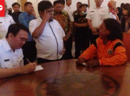 Sambil Menangis, Pasukan Oranye Adukan Pemecatannya ke Ahok 