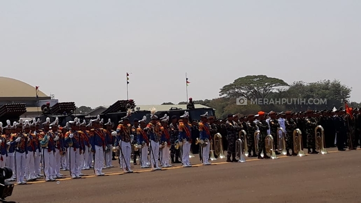 Pasukan TNI saat ulang tahun ke-74