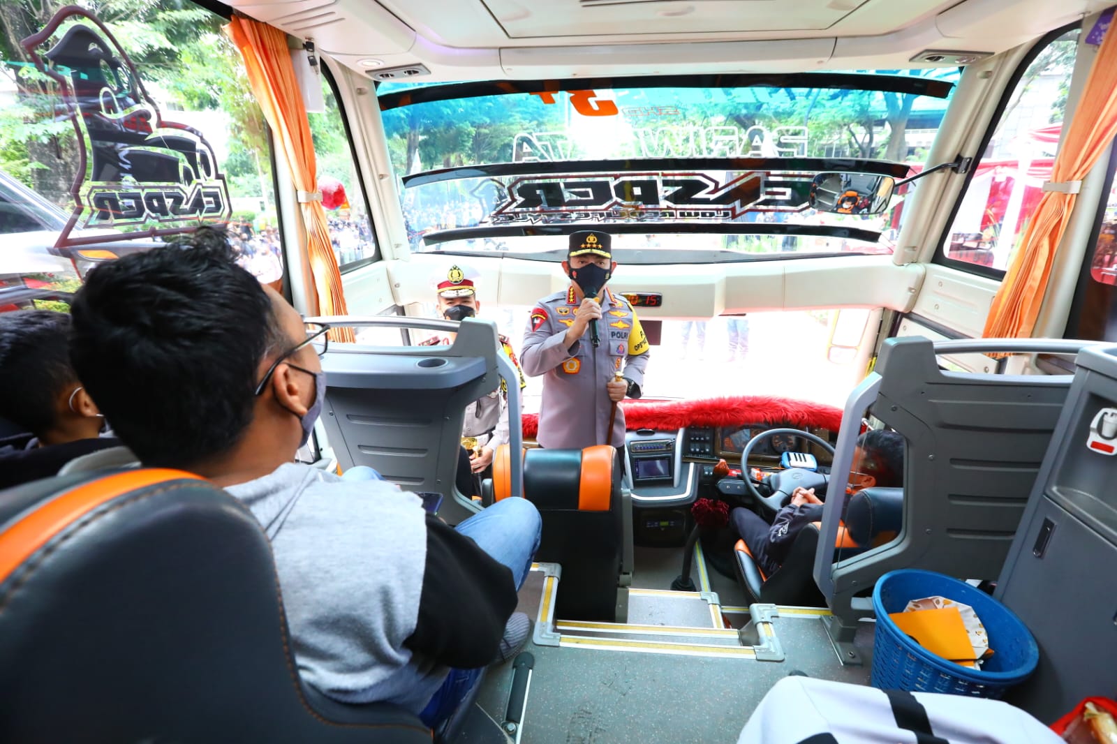 Kapolri Jenderal Listyo Sigit Prabowo melepas mudik gratis Polri 2022 di Parkir Timur Gelora Bung Karno (GBK) Senayan, Jakarta, Jumat (29/4)