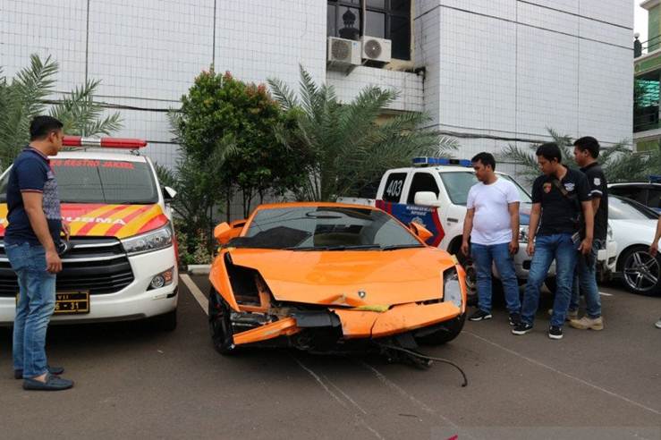 Mobil Laborghini warna orange milik AM pelaku penodongan senjata api kepada pelajar SMA di Kemang, disita Polres Metro Jakarta Selatan, Selasa (24/12/2019). (ANTARA/Laily Rahmawaty)