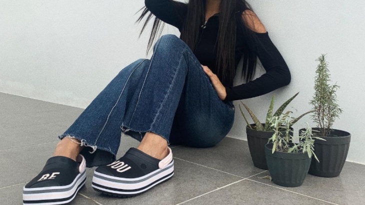 Ladies, Cek 5 Inspirasi OOTD Cute Menggunakan Crocs