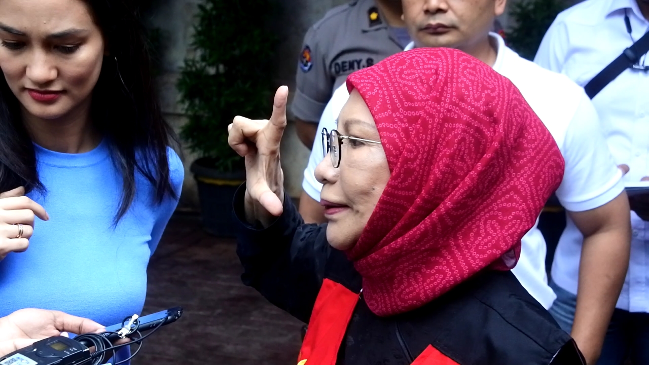 Ratna Sarumpaet Nyoblos Bareng Ratusan Napi di TPS Polda Metro