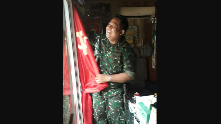 Orang Ini Nekat Pasang Bendera Palu-Arit di Cafe