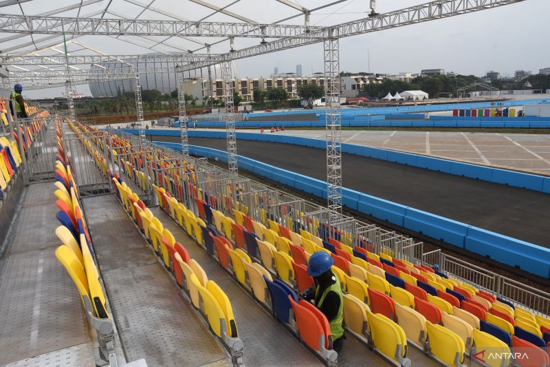 Pekerja menyelesaikan pemasangan bangku penonton Jakarta International E-Prix Circuit (JIEC) di kawasan Ancol, Jakarta, Rabu (11/5/2022). .ANTARA FOTO/Indrianto Eko Suwarso/rwa.