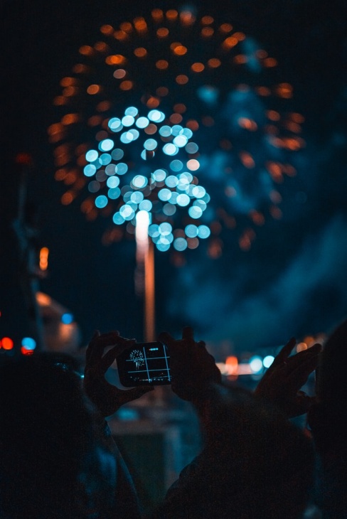 Perayaan Tahun Baru 2021 tidak diselenggarakan secara meriah. (Unsplash/andreasdress) 