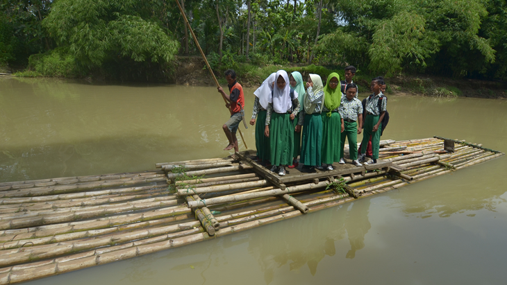 Pelajar Aceh Melawan Maut Demi Sekolah