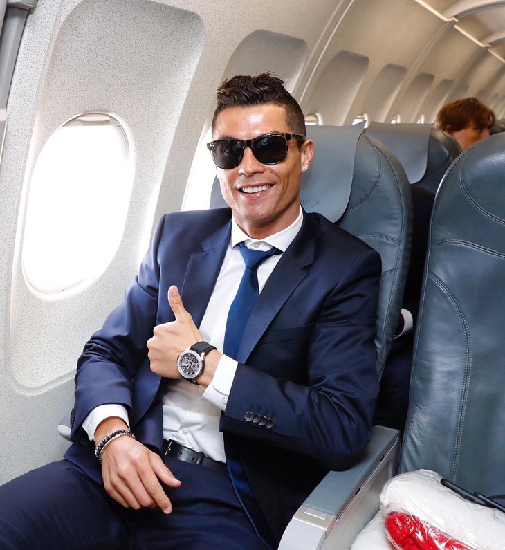 Cristiano Ronaldo dengan penampilan formal di dalam pesawat. (Instagram/ cristiano)