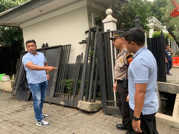 Pagar Rumah Jusuf Kalla Ditabrak Mobil, Pengemudi Diduga Mengantuk