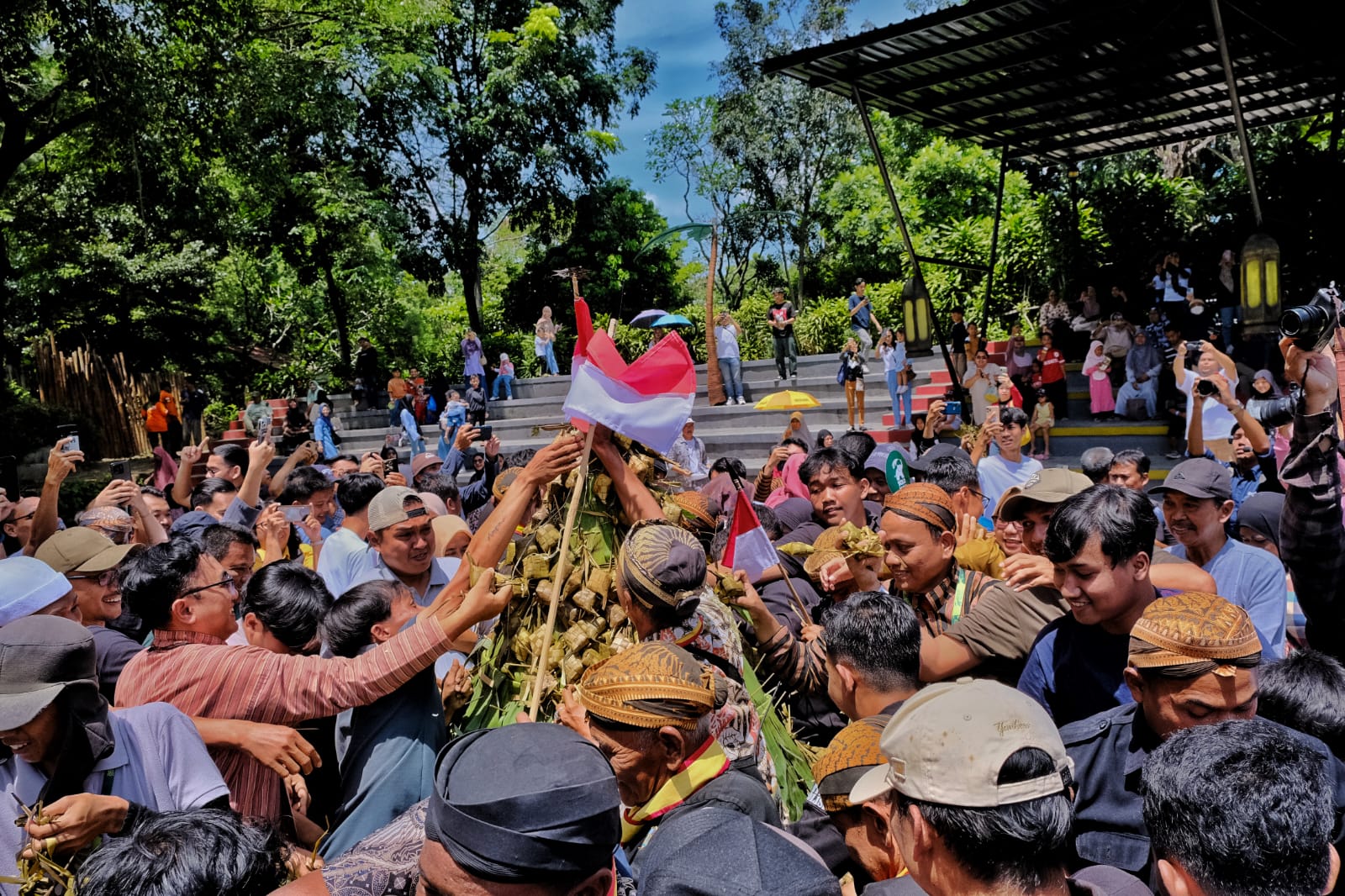 Grebeg Syawal Solo, Gunungan Ketupat Jadi Rebutan Ribuan Warga
